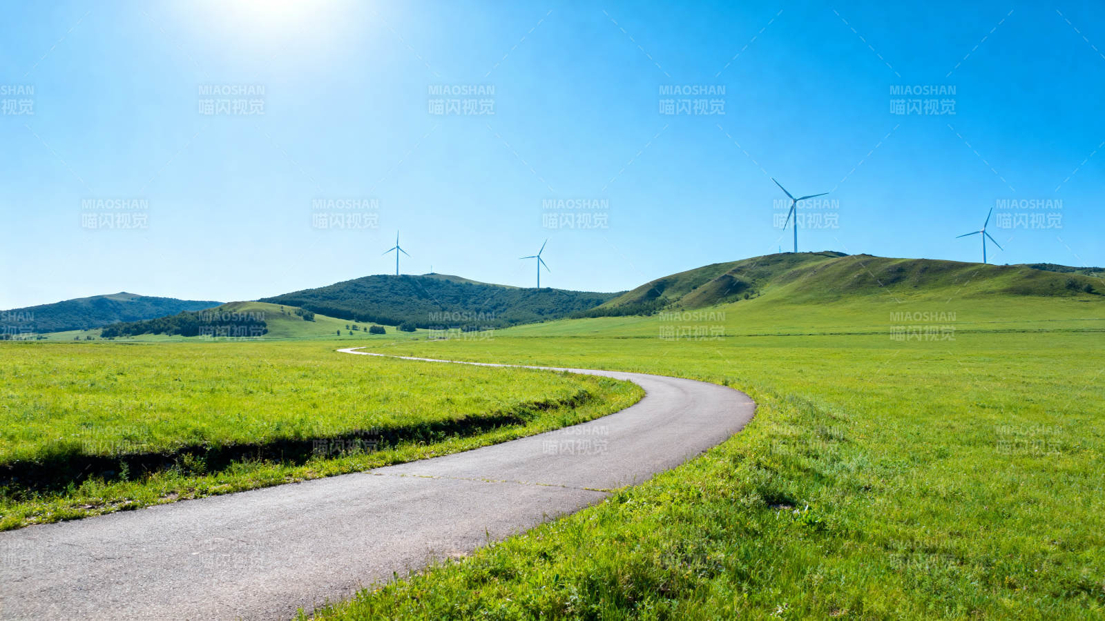 草原风电场的绿色能源图片