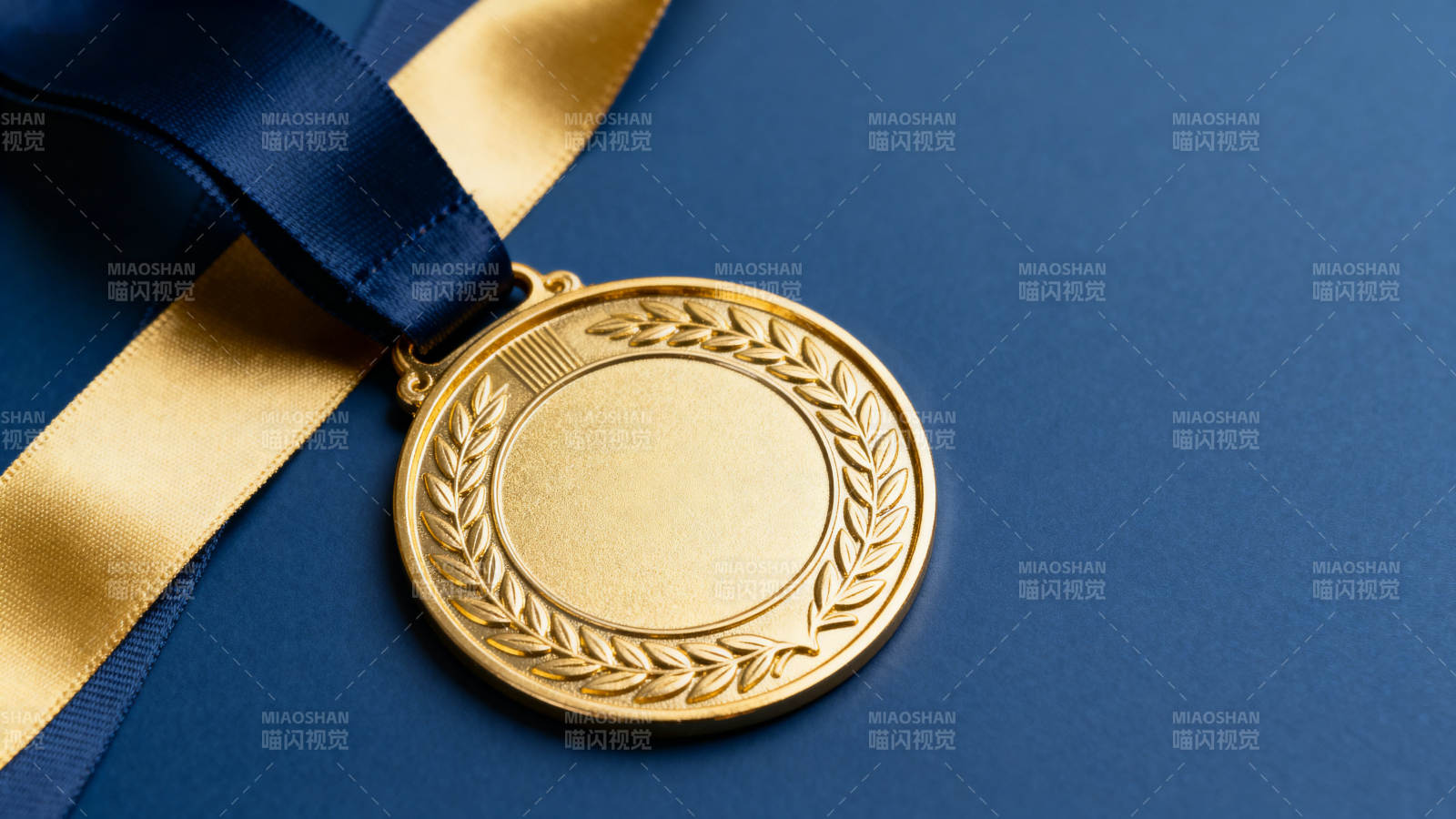 金色奖牌与丝带图片