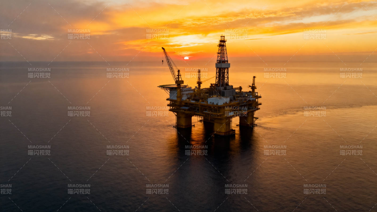 海上石油钻井平台日落图片