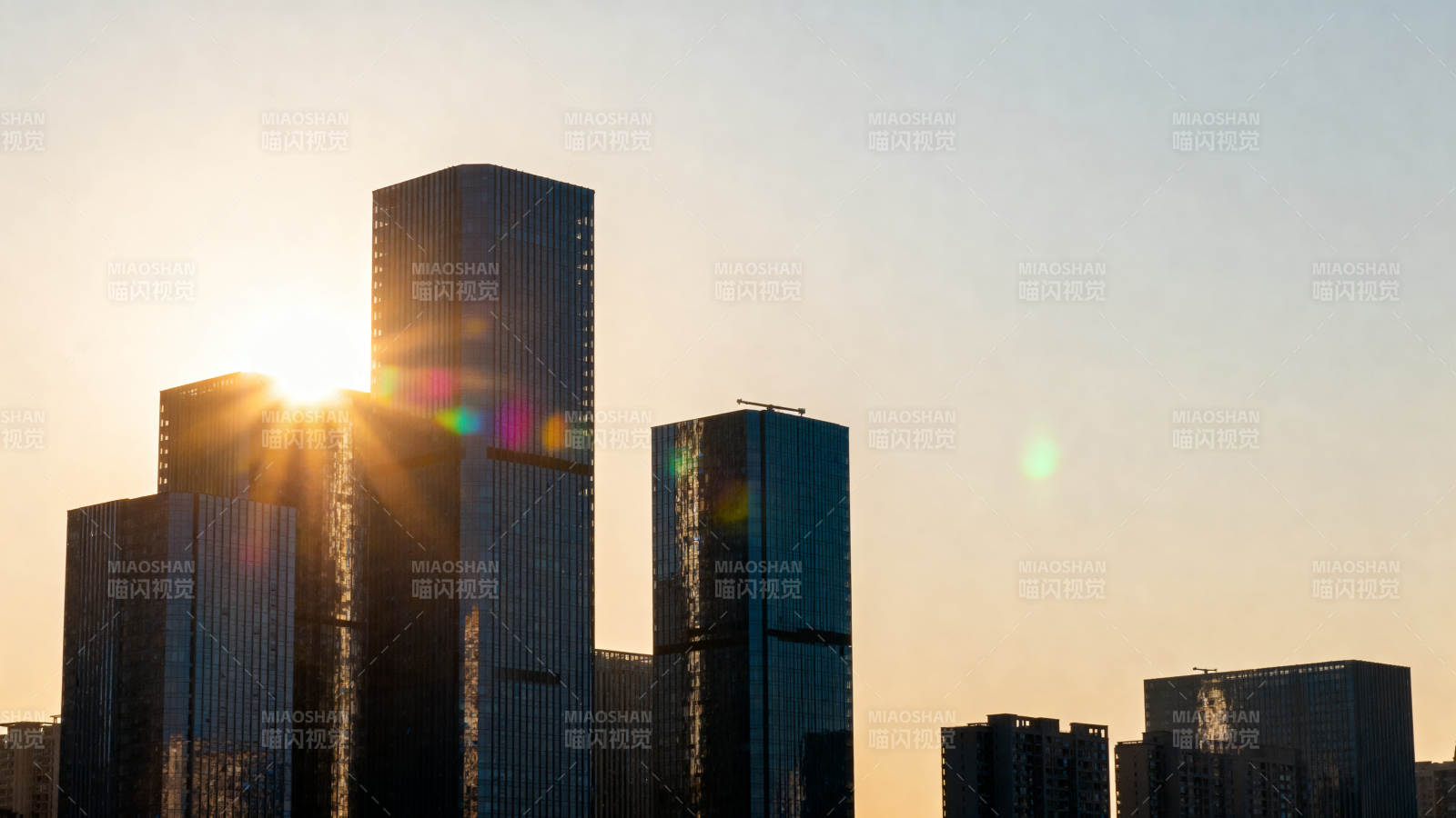 高楼大厦夕阳剪影图片