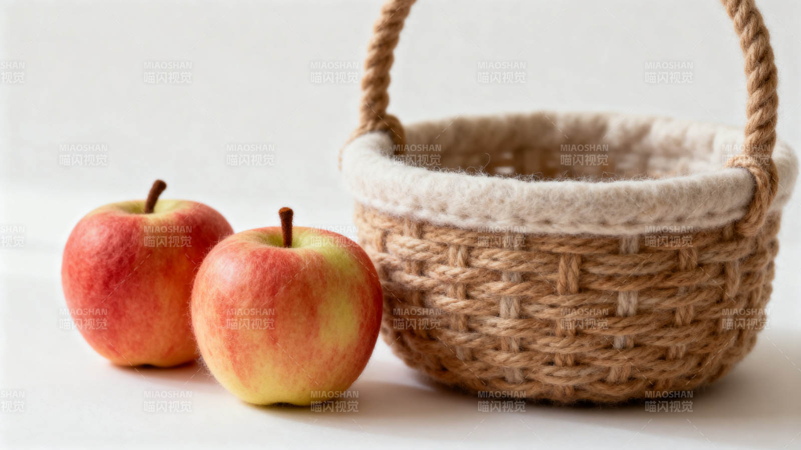 手工篮子与苹果的静物图片