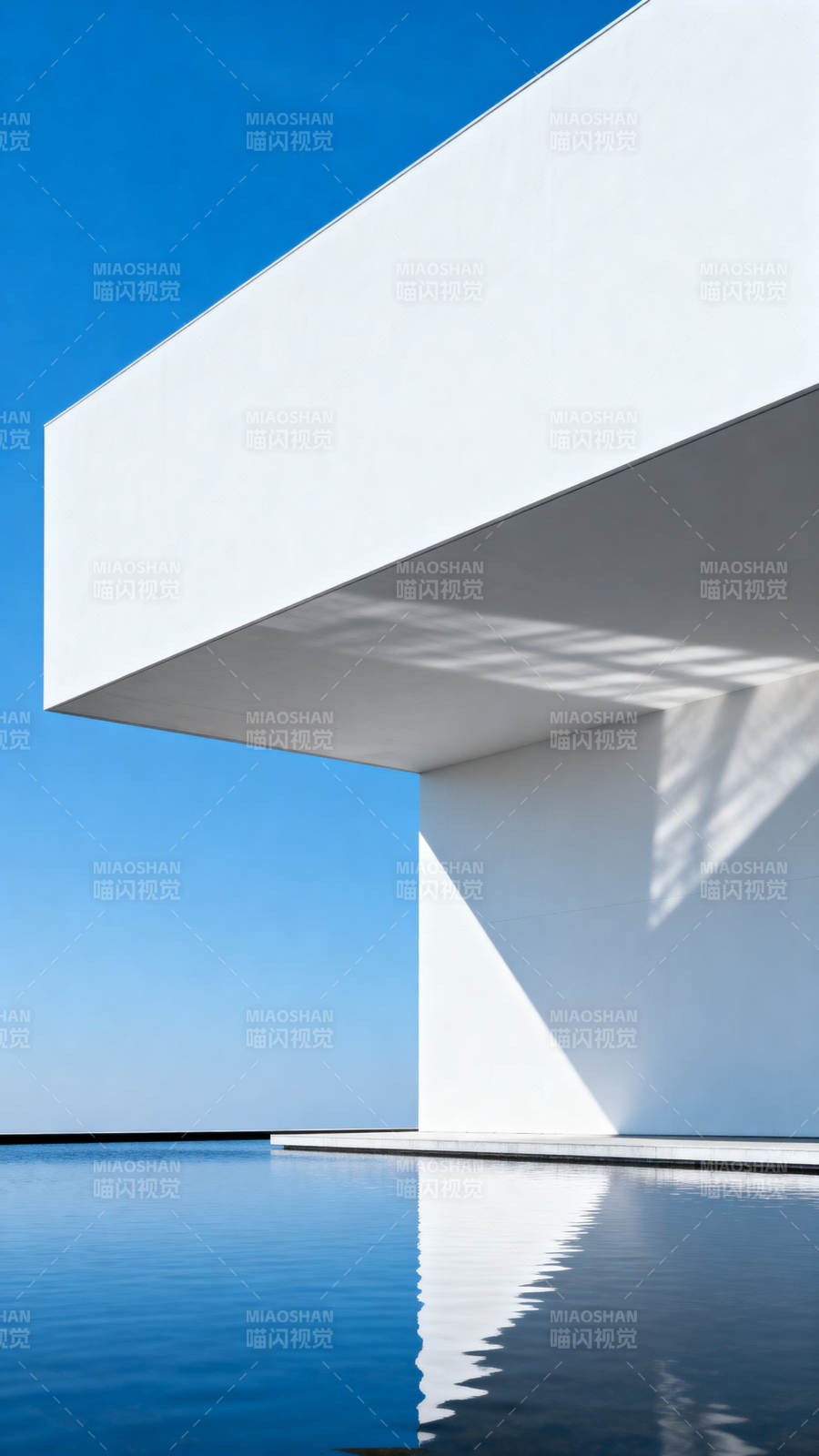 极简建筑与水面倒影图片
