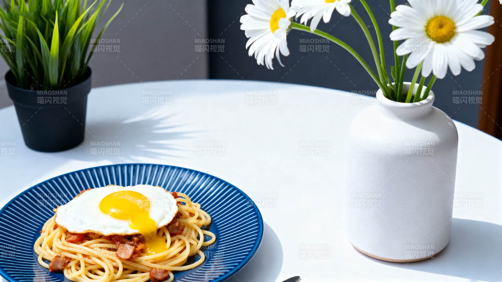 阳光下的早餐与雏菊花图片