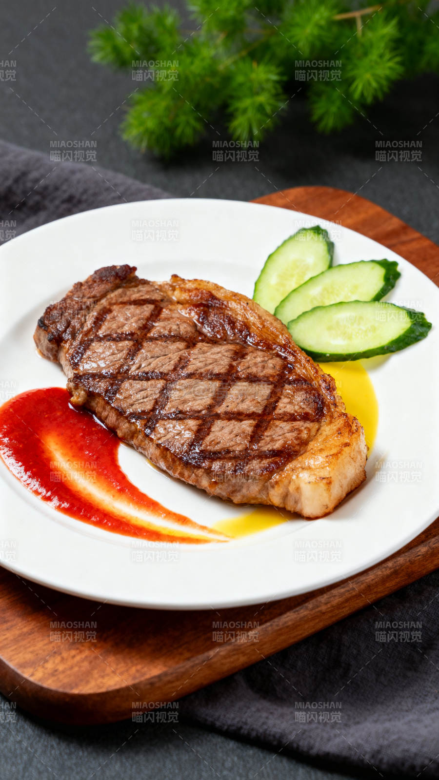 牛排配酱汁和黄瓜片图片