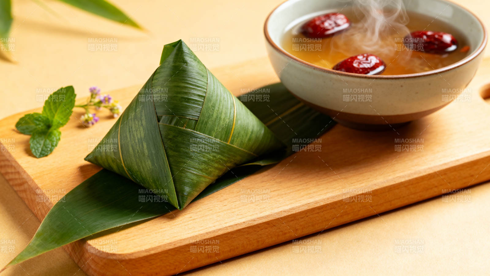端午节粽子与红枣茶图片