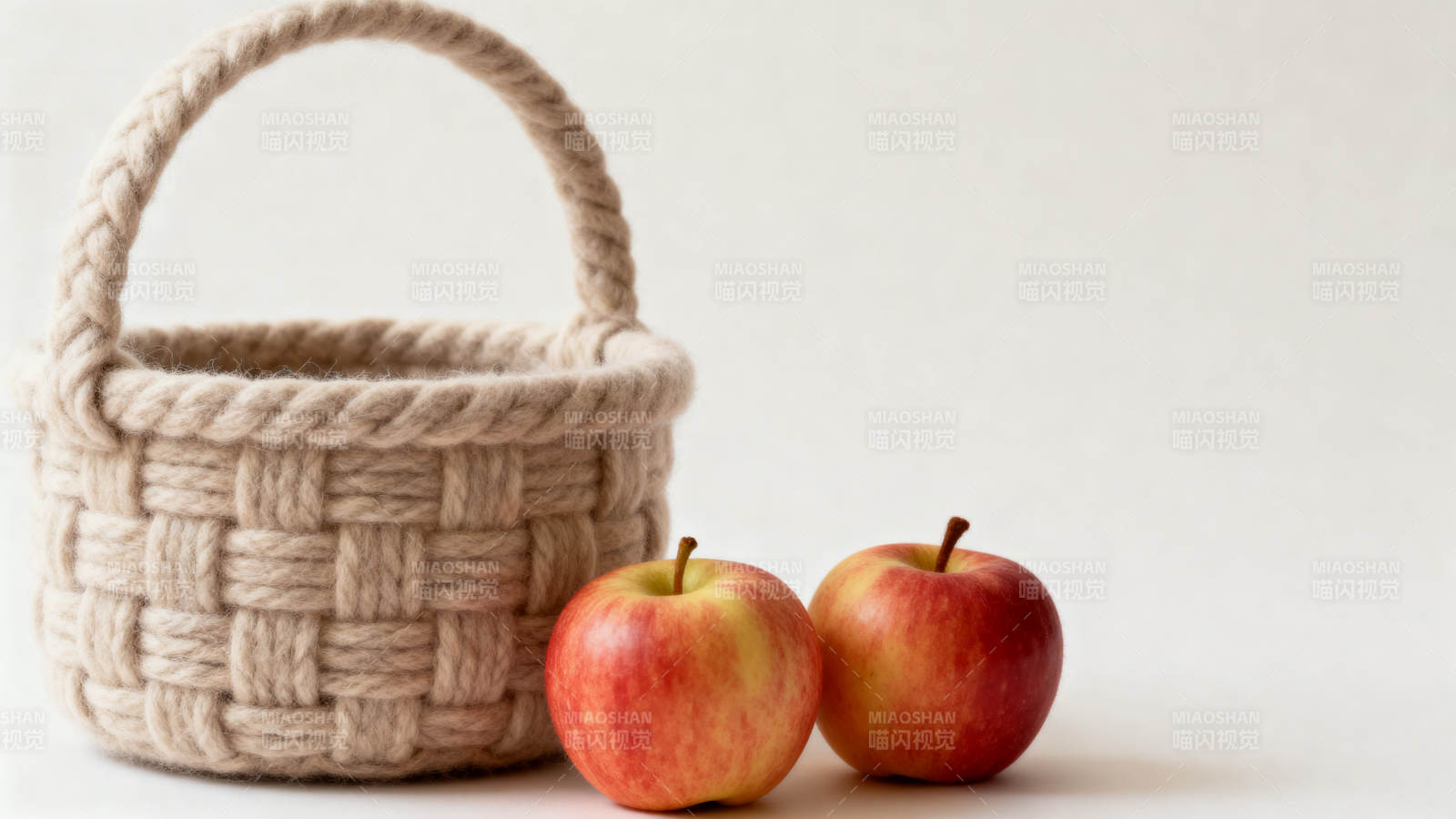 编织篮子与红苹果图片