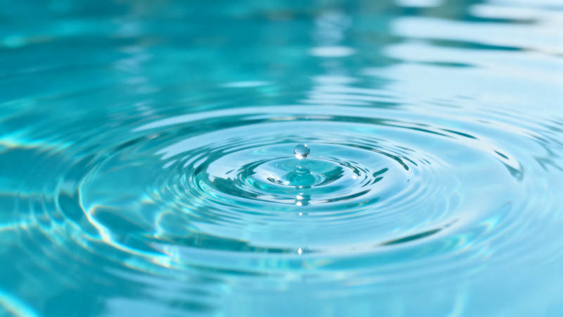 水滴落入水面形成涟漪图片