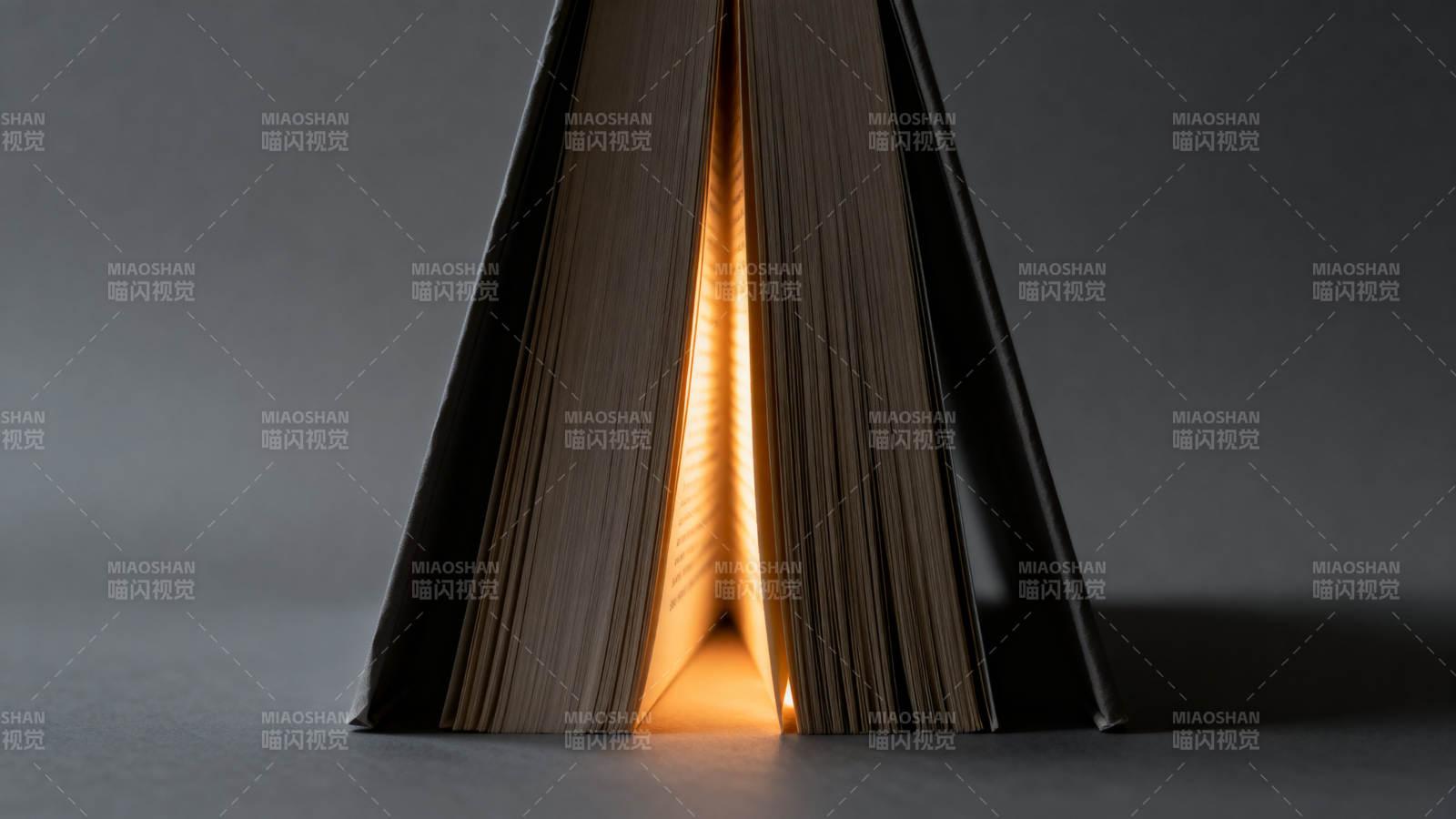 书本中的光艺术感图片