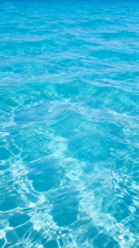 清澈蓝水水面特写图片