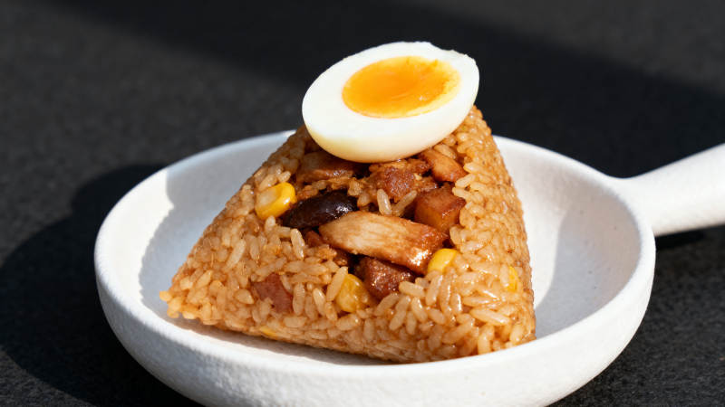 卤肉饭团配温泉蛋图片