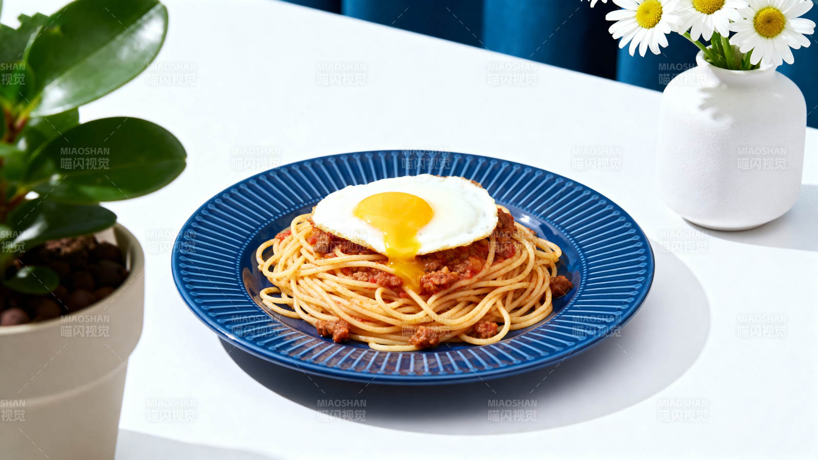 蓝色盘子上的意面煎蛋图片