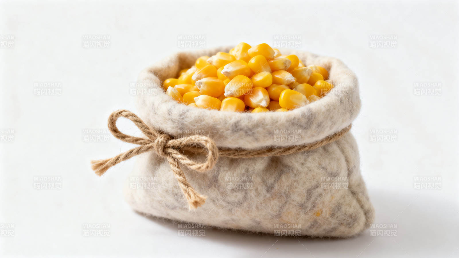 玉米粒装在布袋里图片