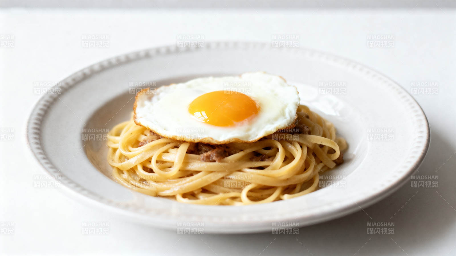 煎蛋意大利面美食特写图片