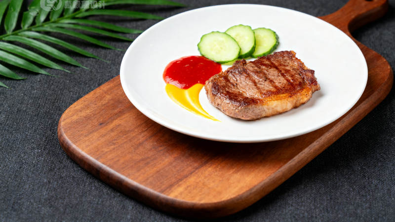 牛排配酱汁和黄瓜片图片