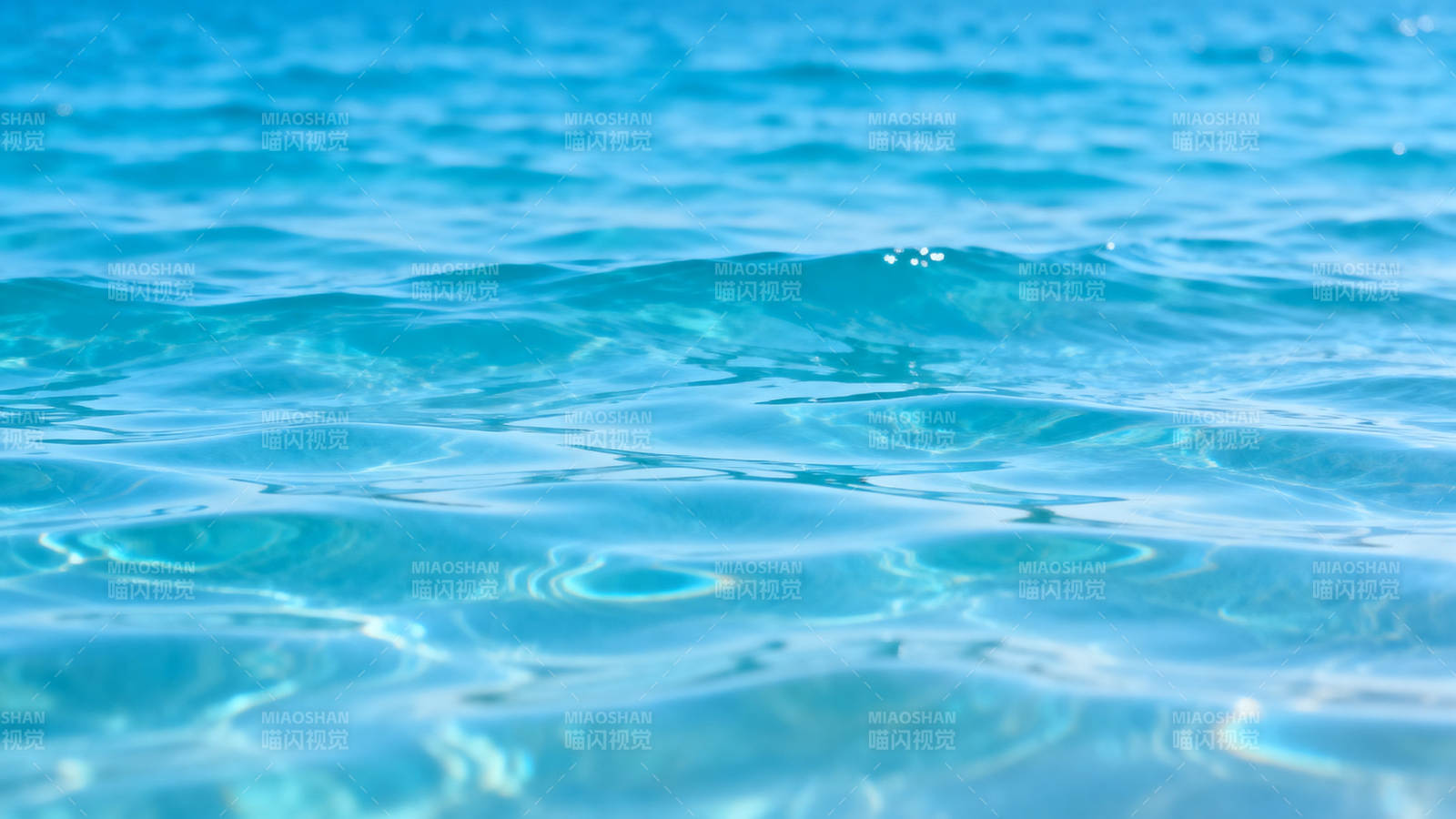 清澈蓝色水面波纹图片