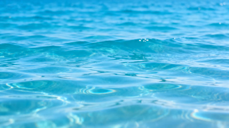 清澈蓝色水面波纹图片