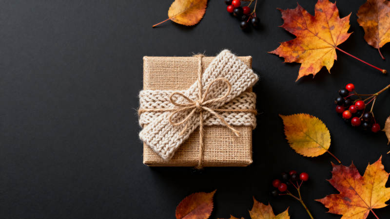 秋季礼物与落叶装饰图片