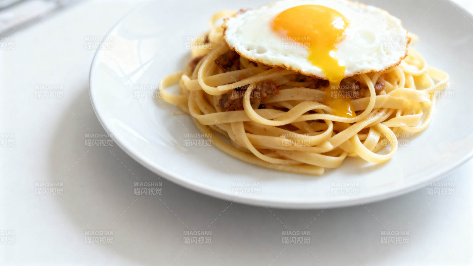 意面配流心煎蛋图片