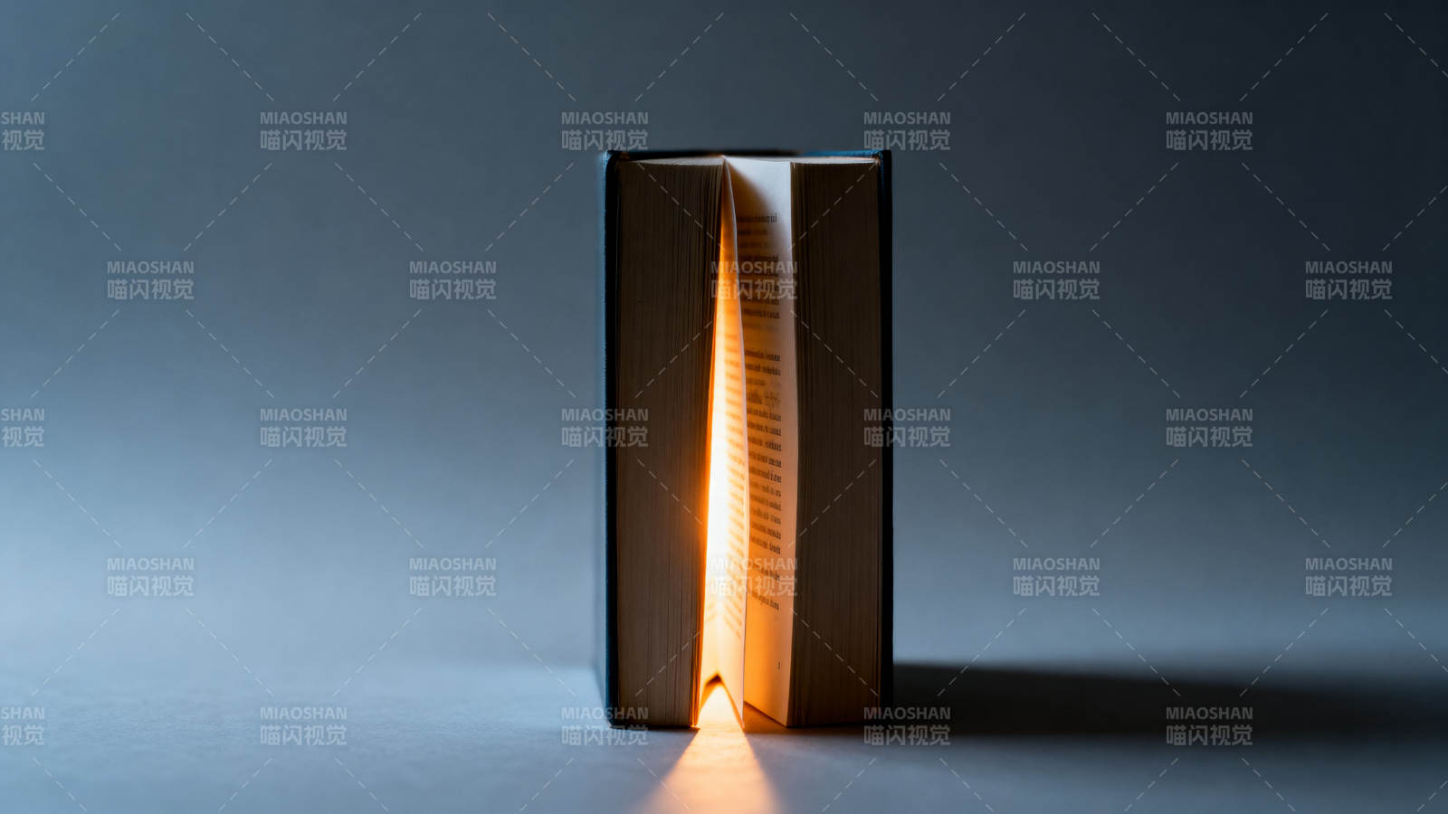 书本中的光图片