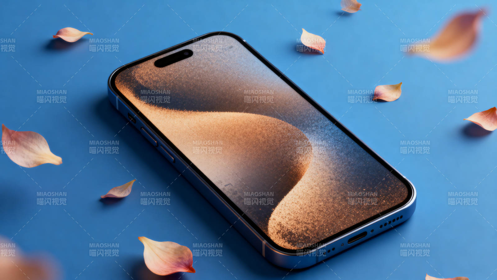 蓝色背景手机与花瓣图片