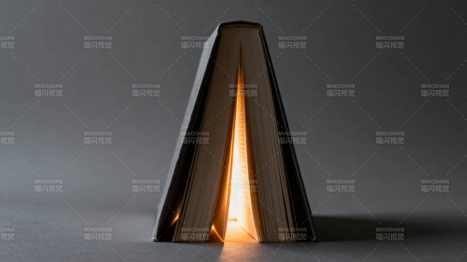 书本中的光图片