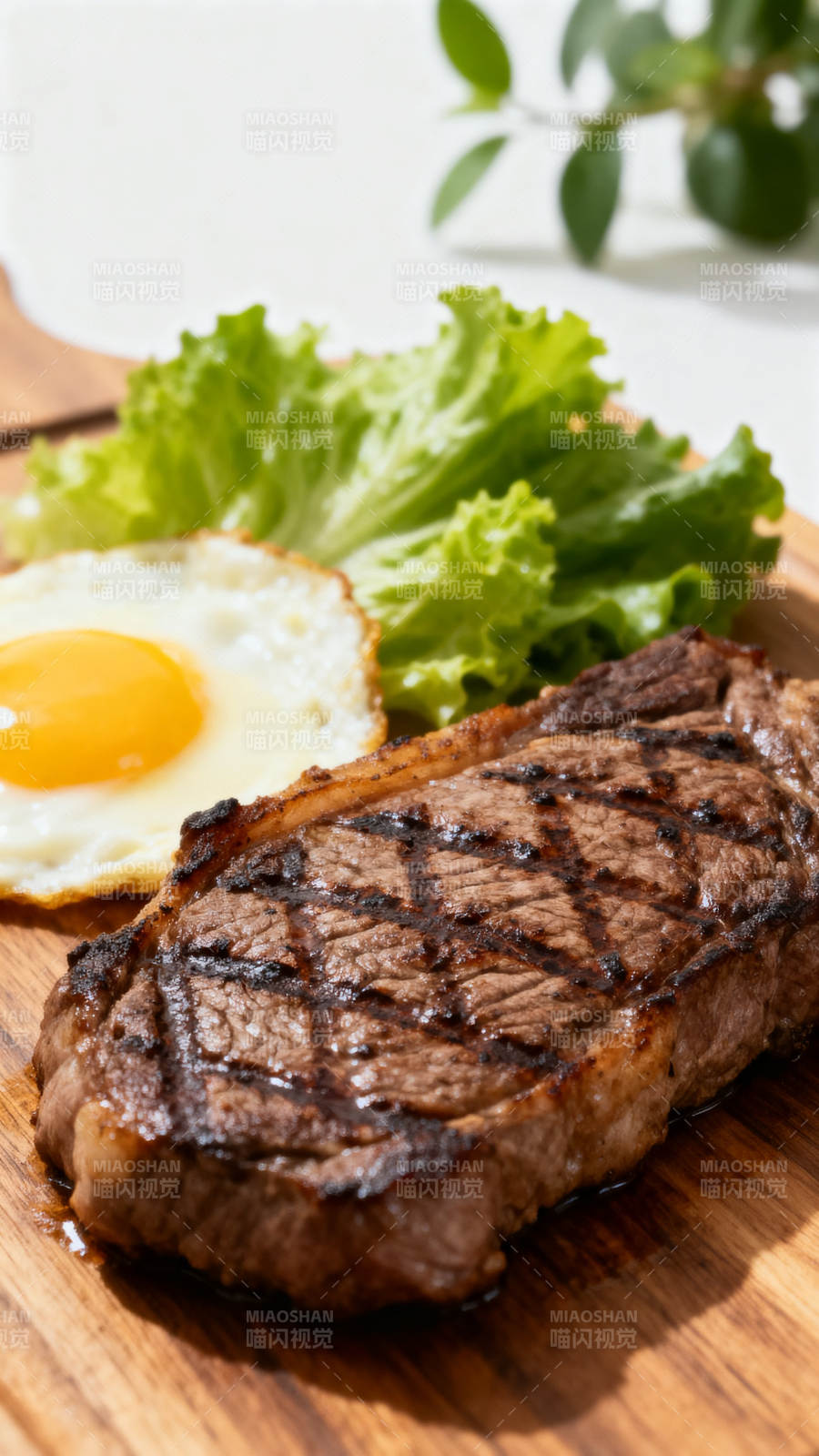 牛排煎蛋配生菜美食图片
