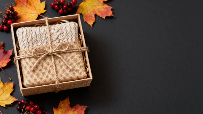 秋季礼物盒与枫叶装饰图片