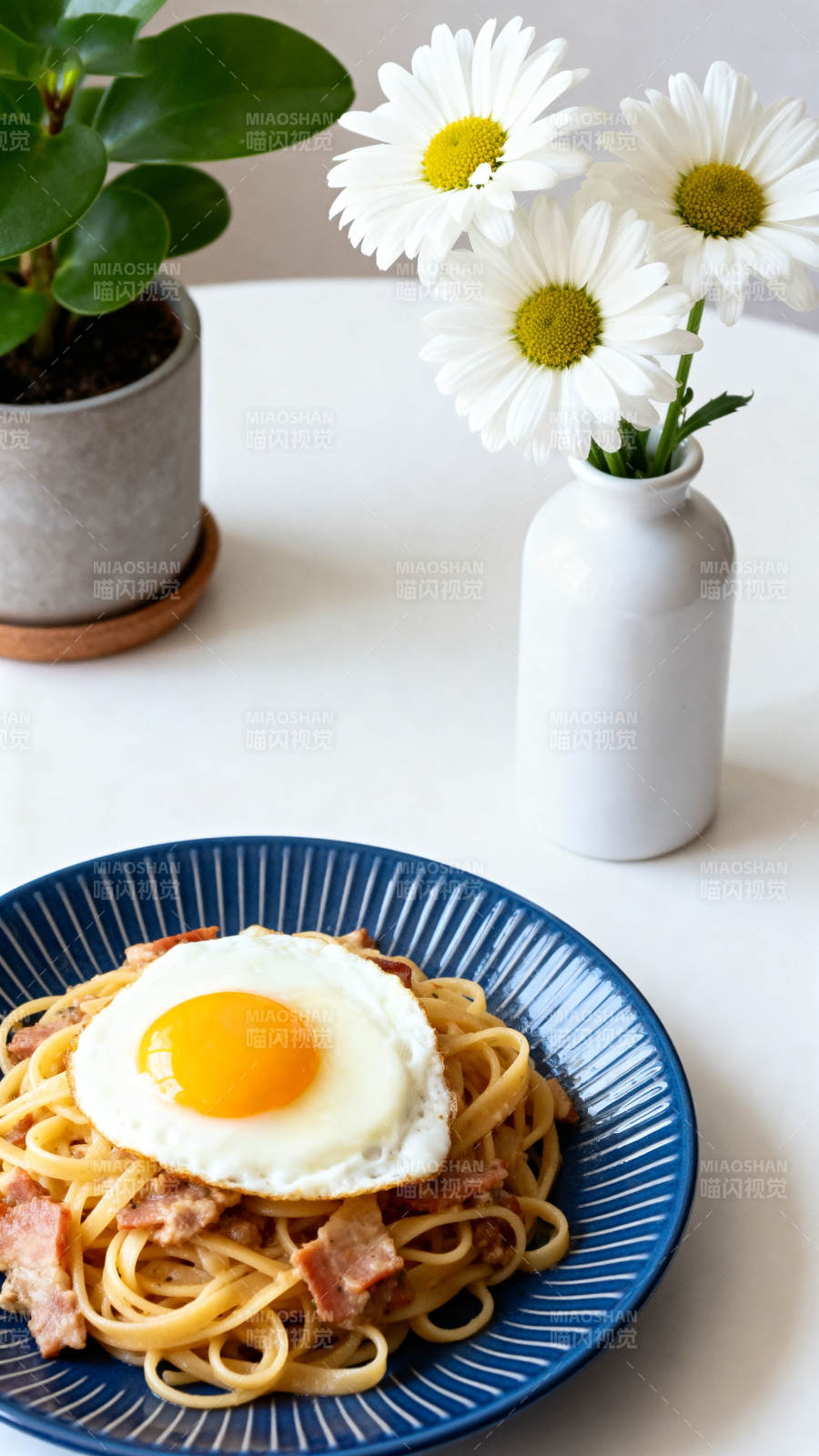 阳光煎蛋培根意面图片
