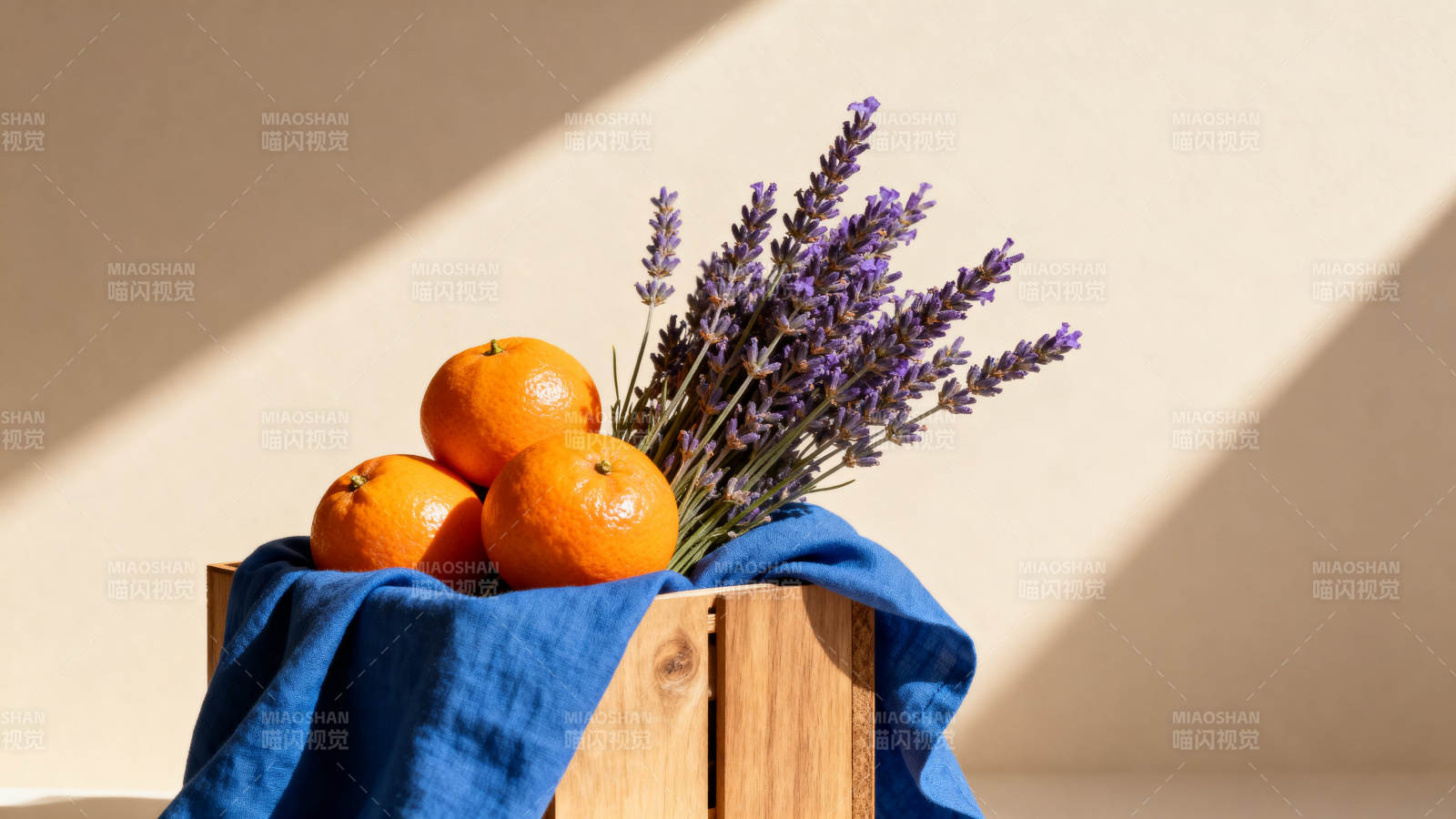 木箱中的橘子与薰衣草图片