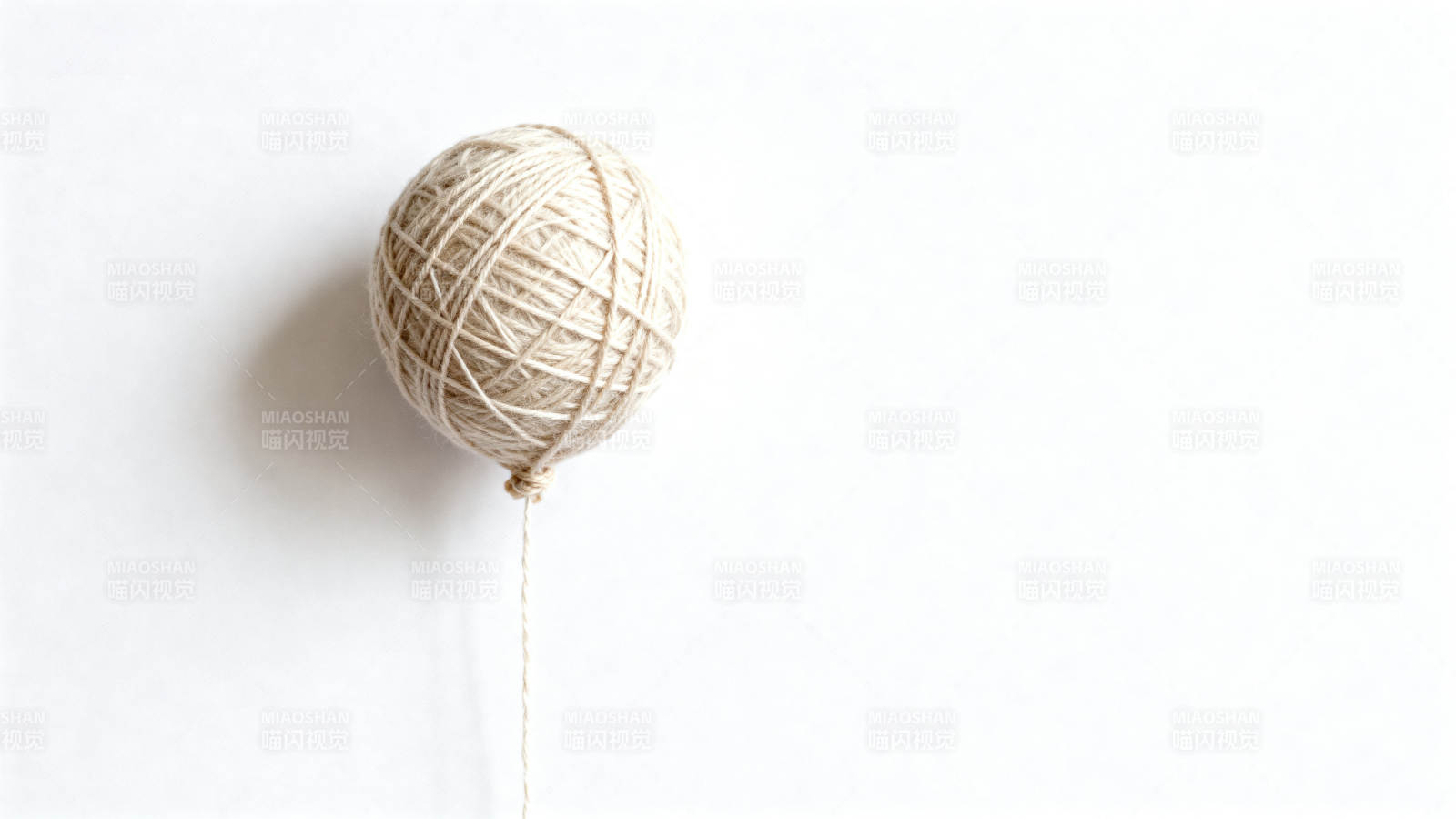 白色背景上的毛线球图片