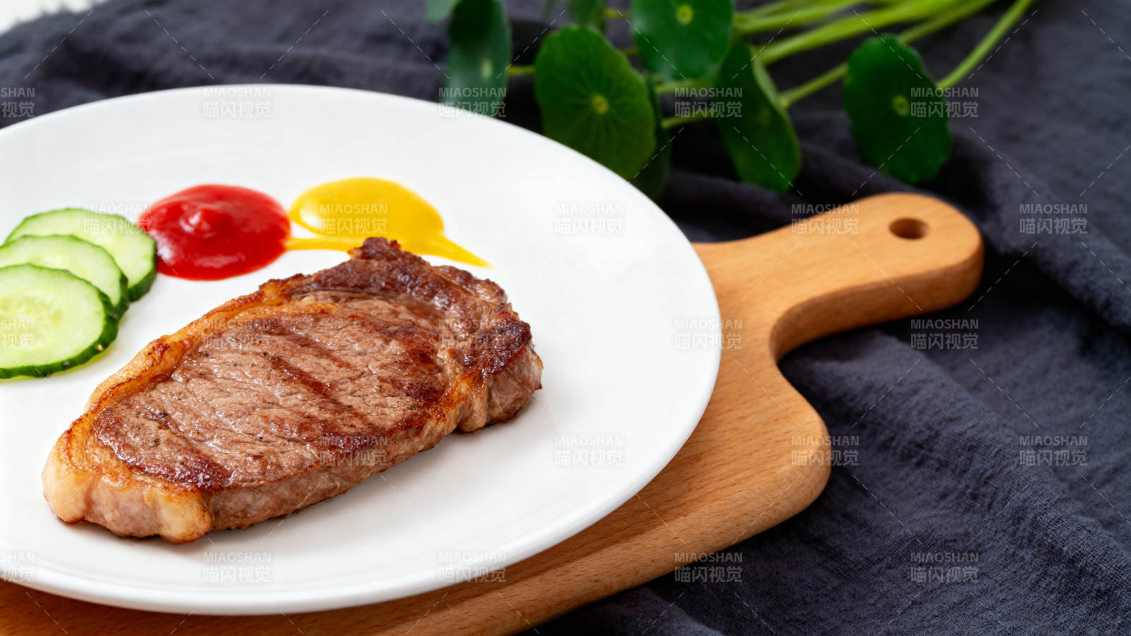 牛排配酱汁和黄瓜片图片