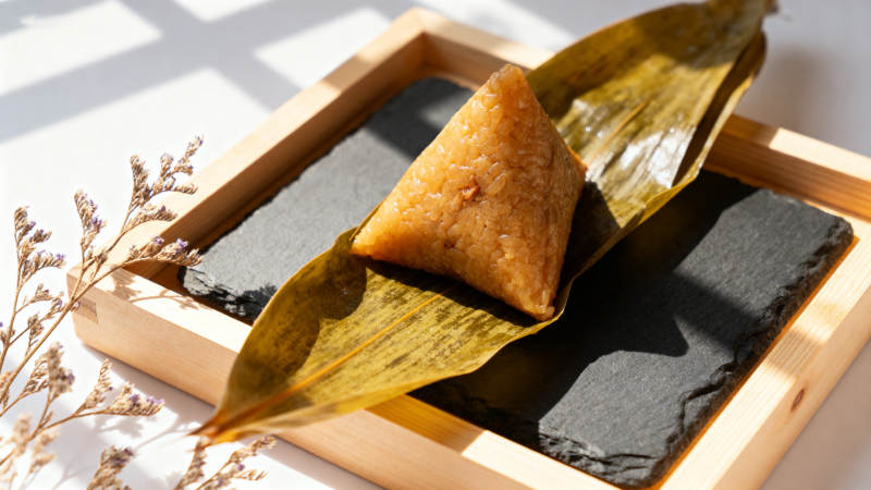 阳光下的传统粽子图片