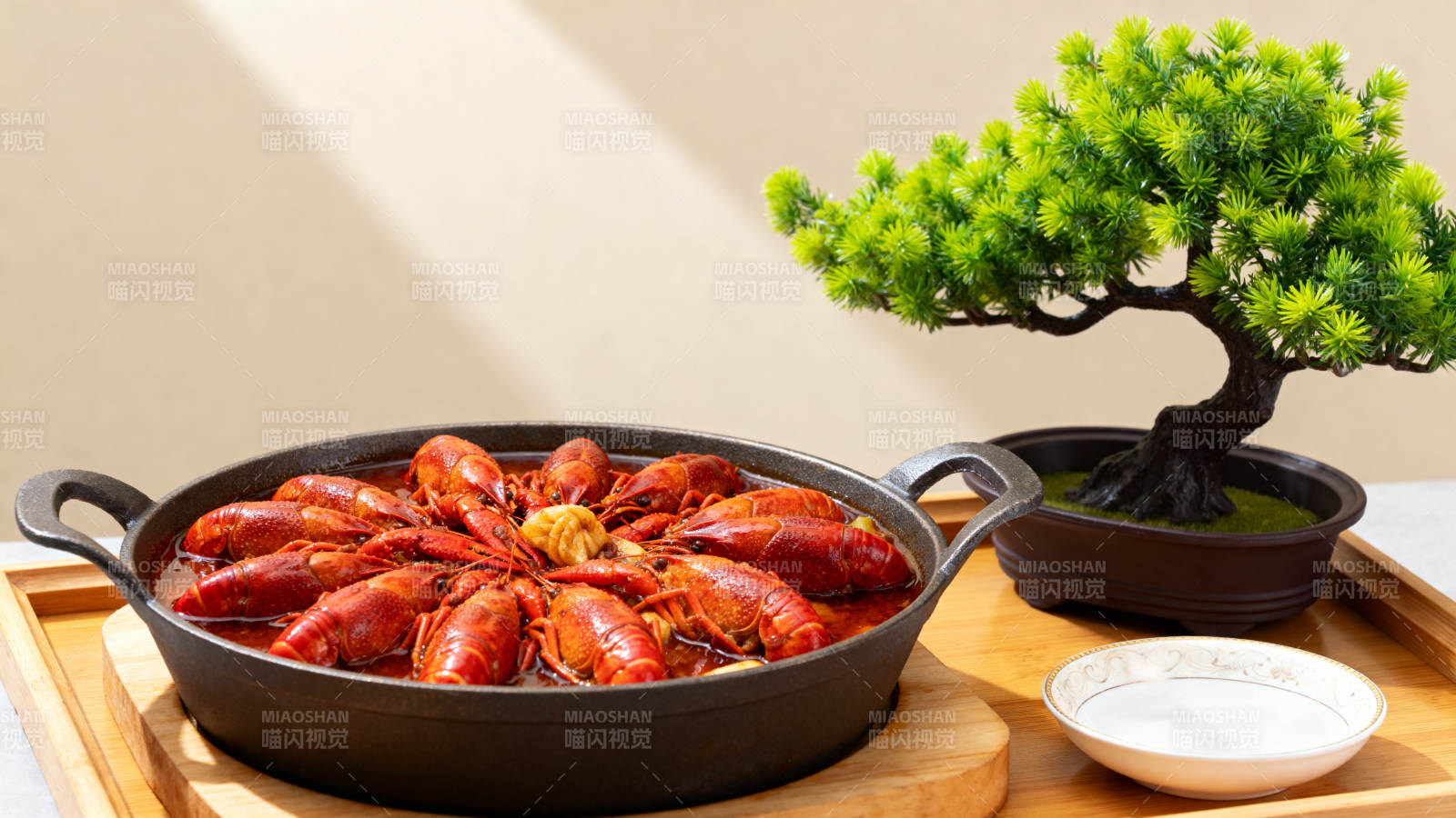 铁锅龙虾盆景美食摆盘图片