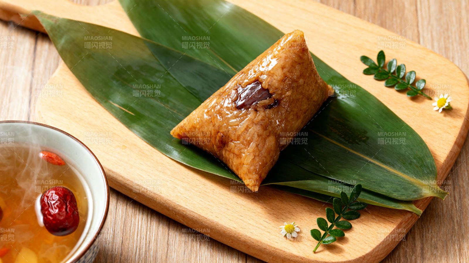 端午节粽子与红枣茶图片