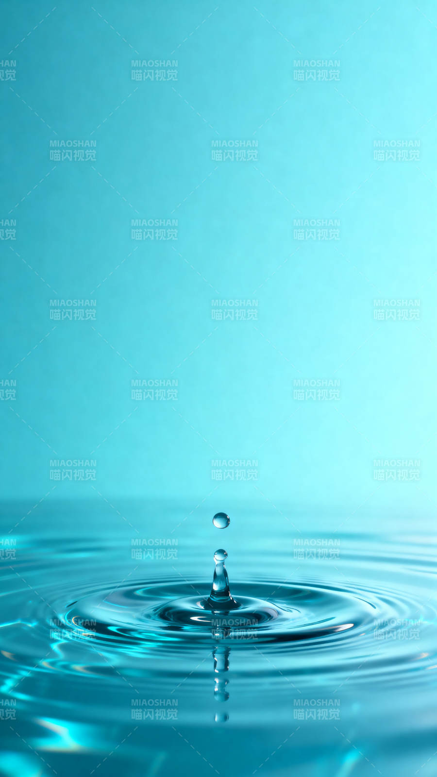 水滴落入水面的瞬间图片