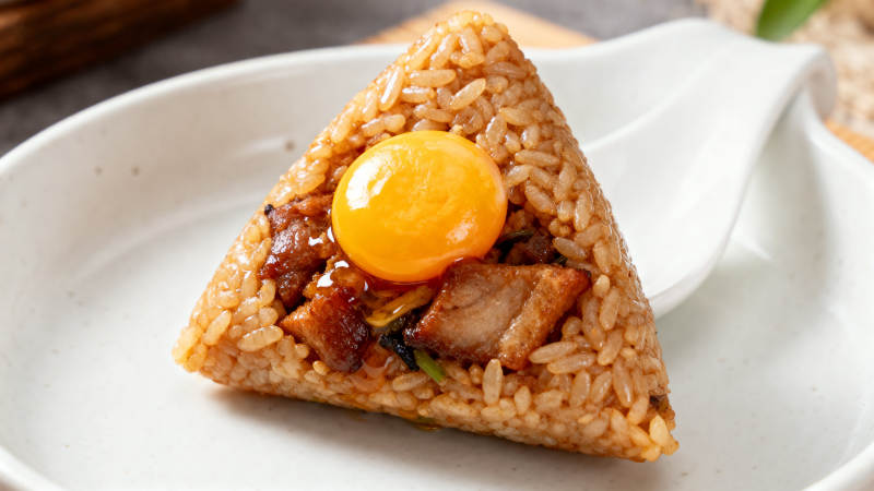 咸蛋黄肉粽特写美食图片