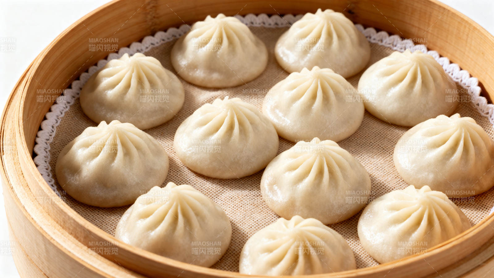 蒸笼里的小笼包特写图片