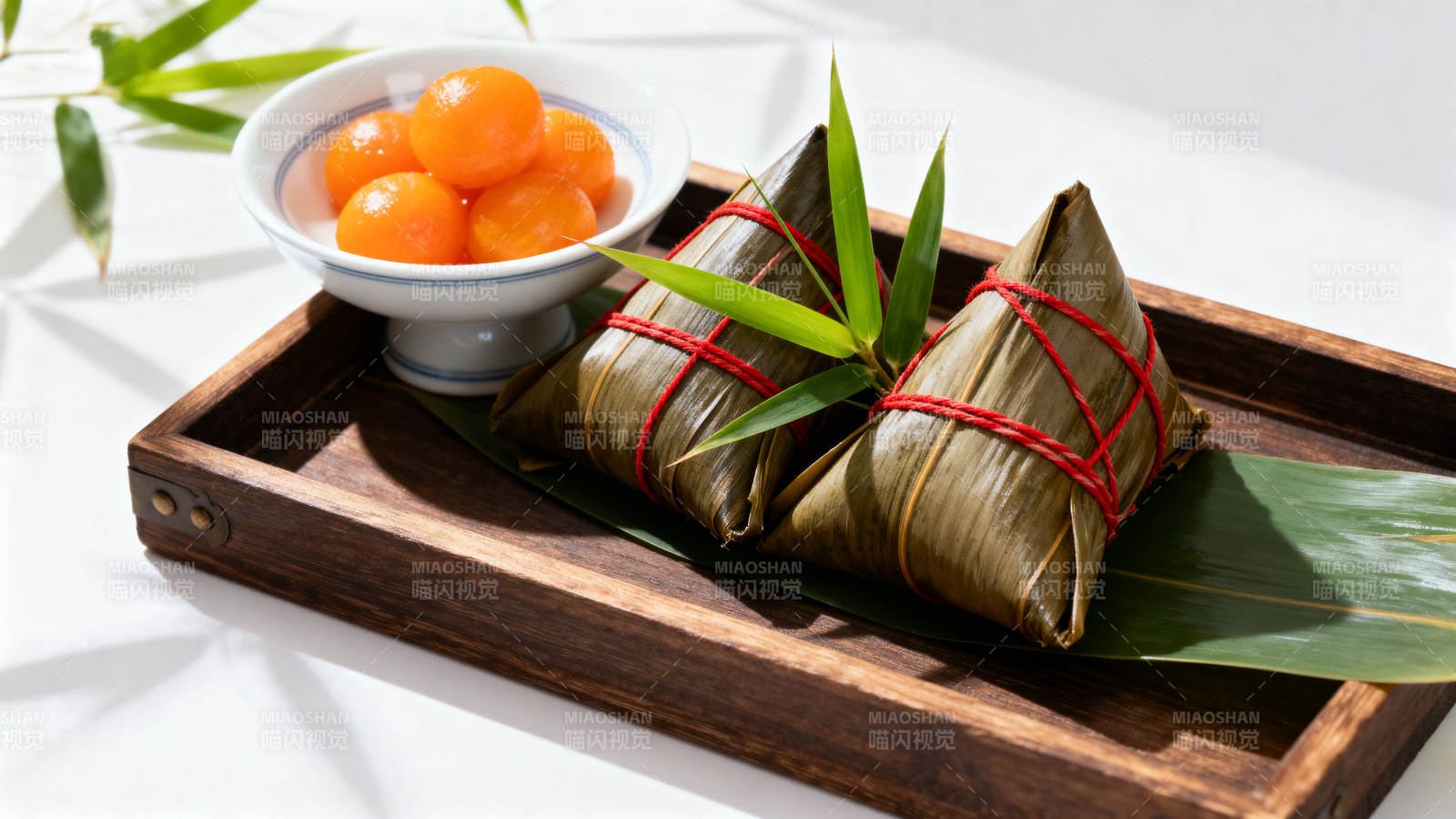 端午节粽子与咸蛋黄图片
