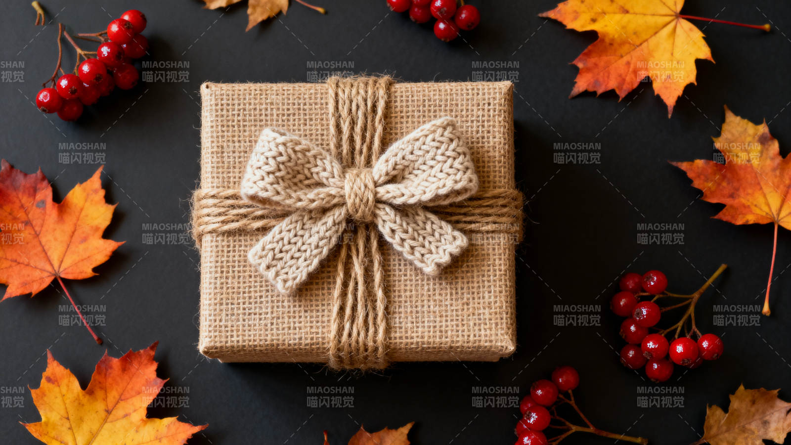 秋季礼物与枫叶装饰图片