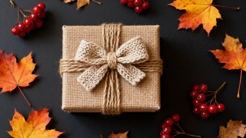 秋季礼物与枫叶装饰图片