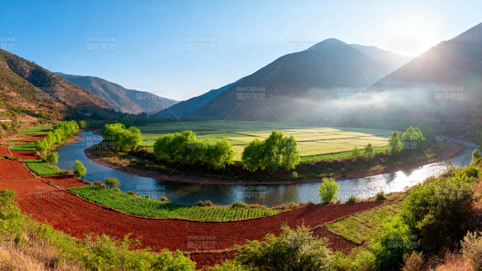 山间河流环绕田野图片
