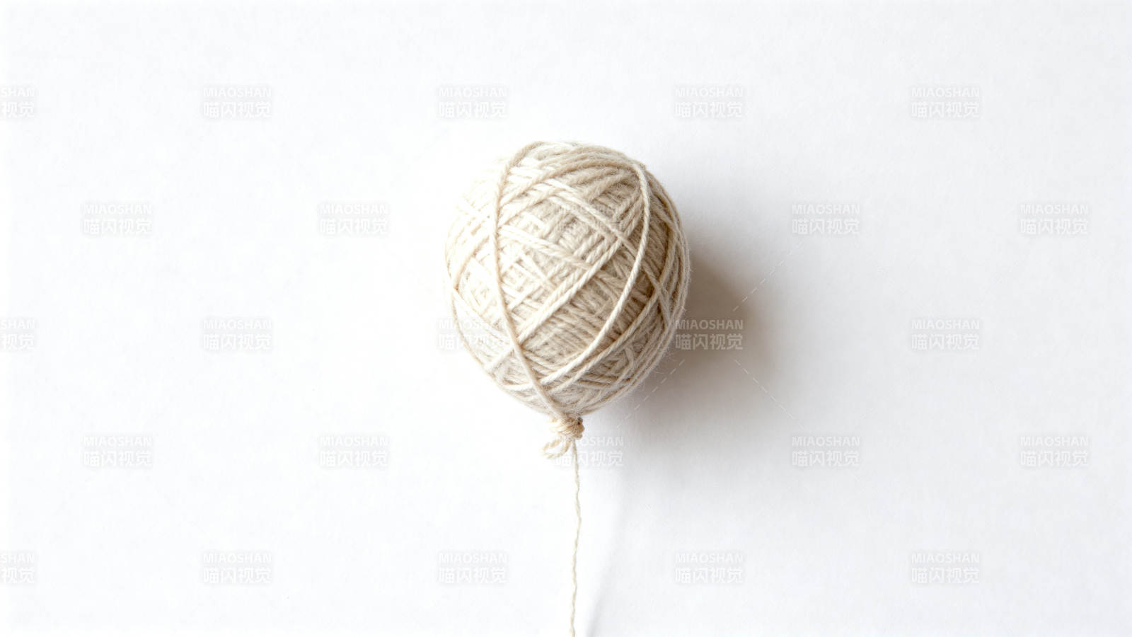 白色背景上的毛线球图片