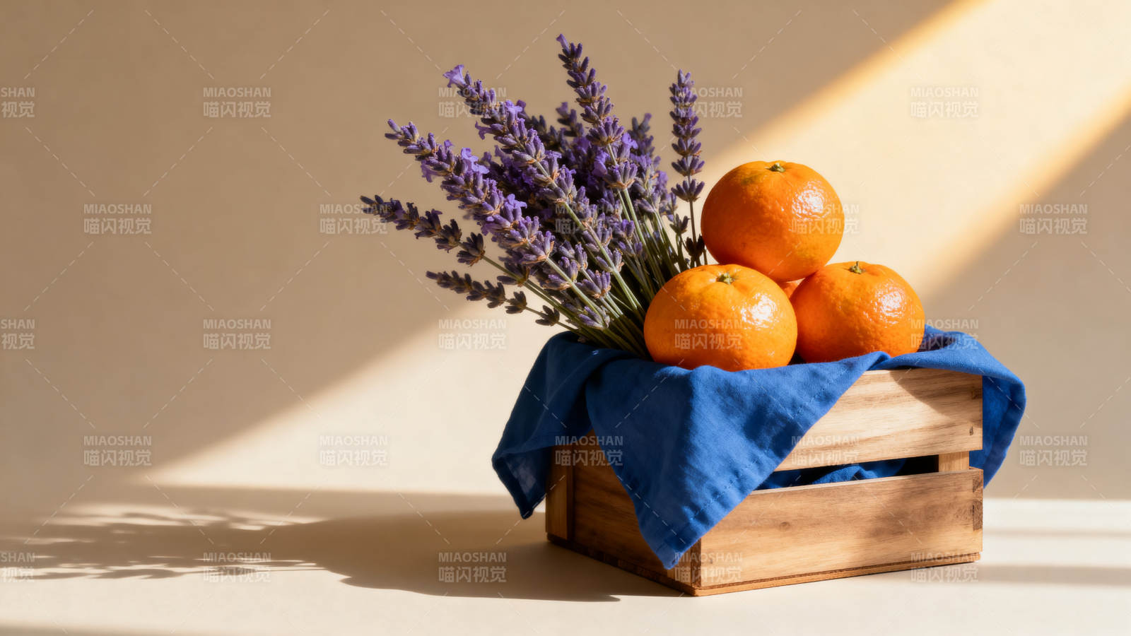 木箱中的橙子与薰衣草图片