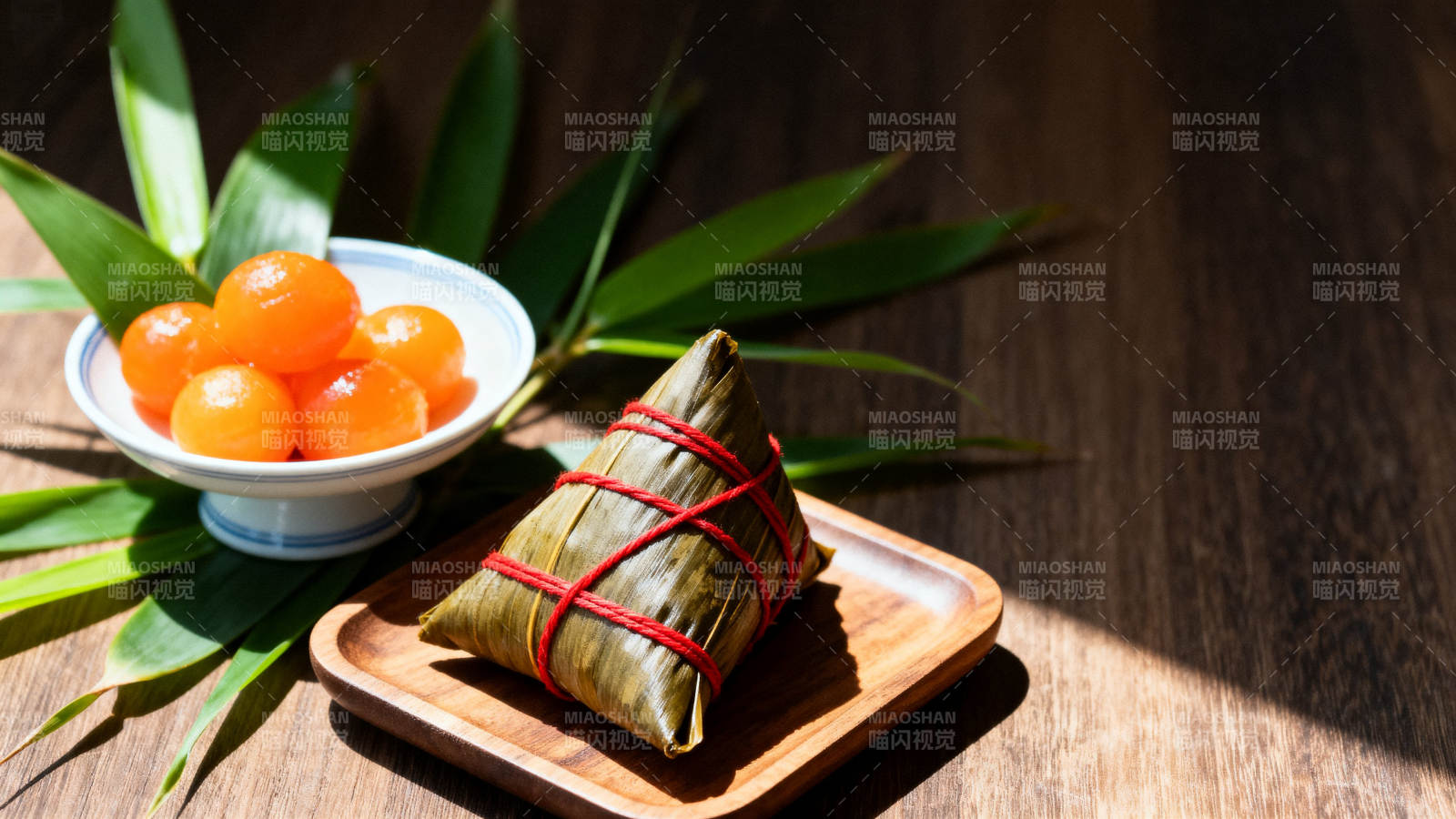 端午节粽子与咸蛋黄图片