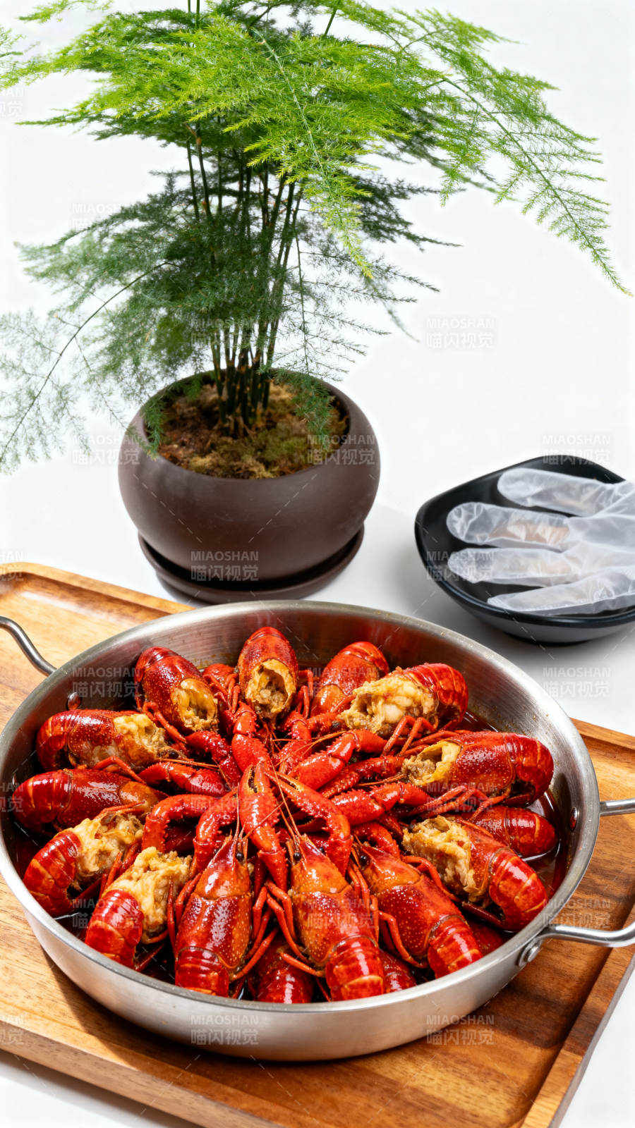 美味小龙虾摆盘特写图片