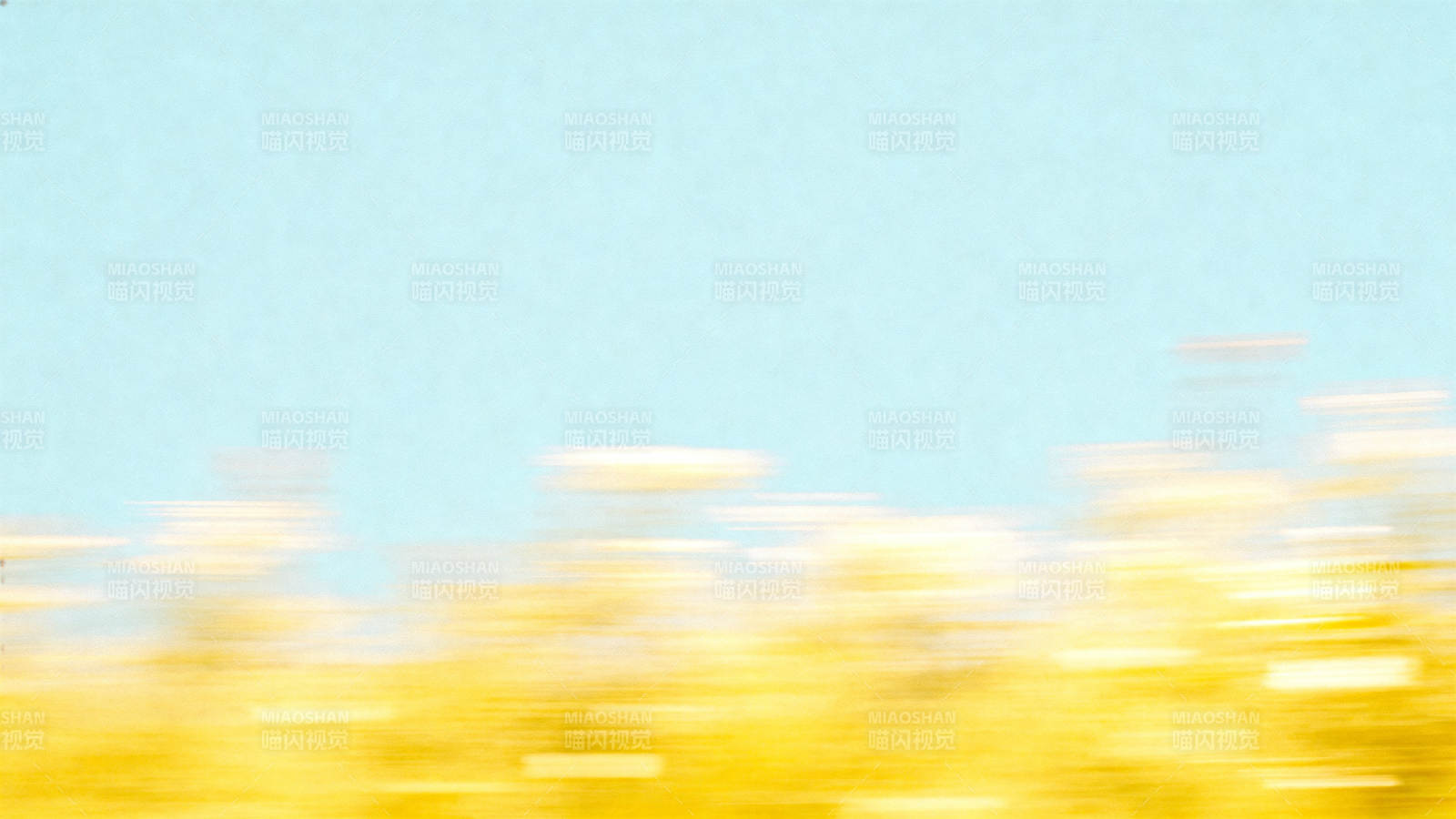 模糊的蓝天与黄色景物图片