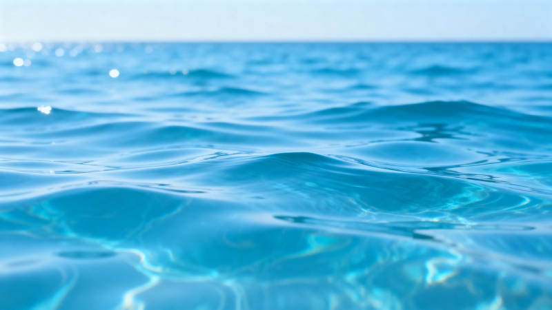 清澈湛蓝的海水波纹图片