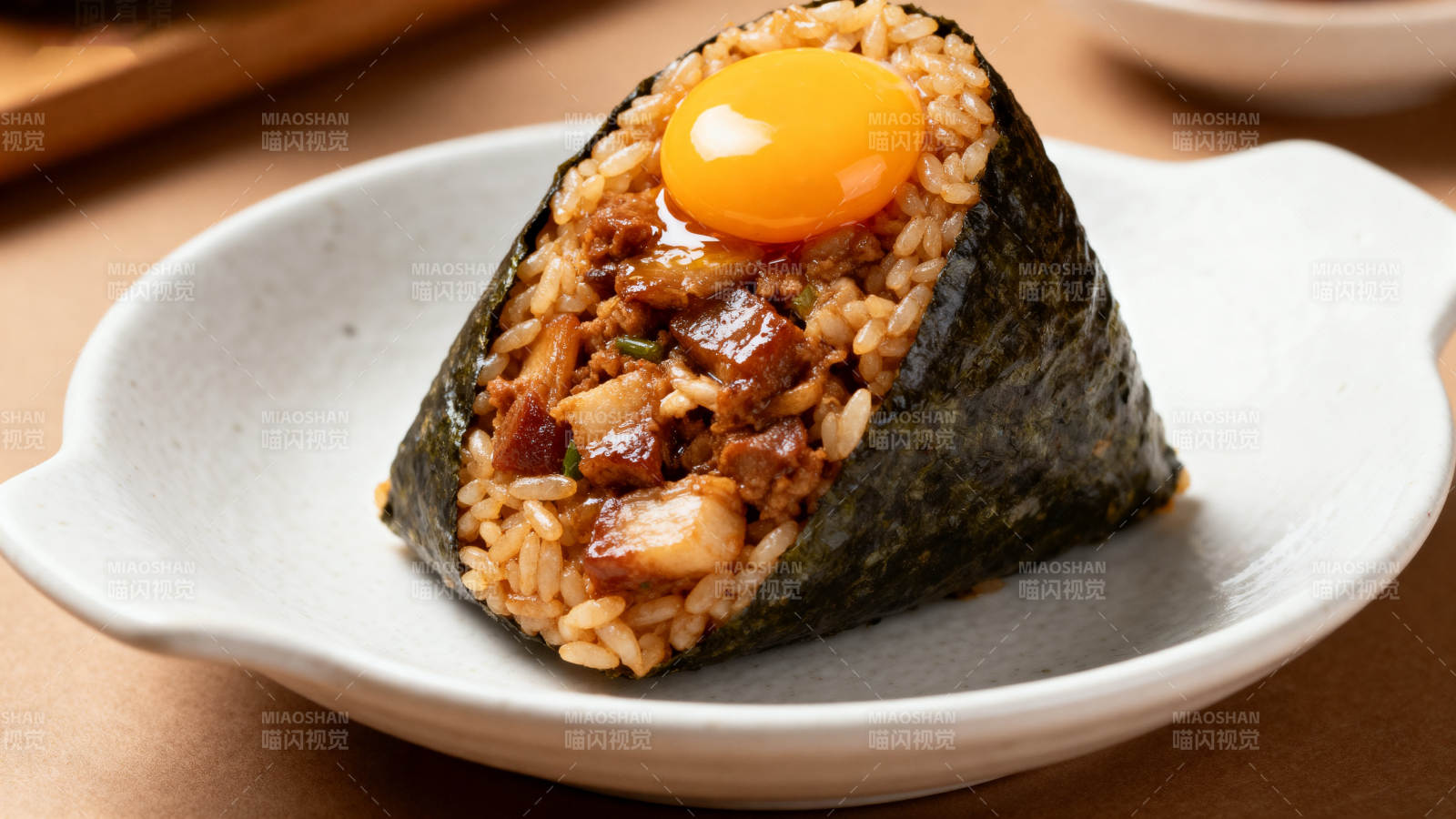 卤肉饭团配生蛋黄图片