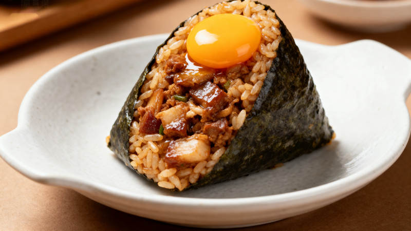 卤肉饭团配生蛋黄图片