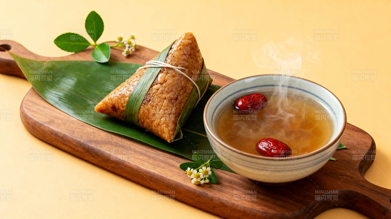 端午节粽子与红枣汤图片